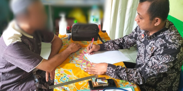 FOTO: IST/MATAKALTENG- WBP Lapas Kelas IIB Sampit saat melakukan pemeriksaan kesehatan.
