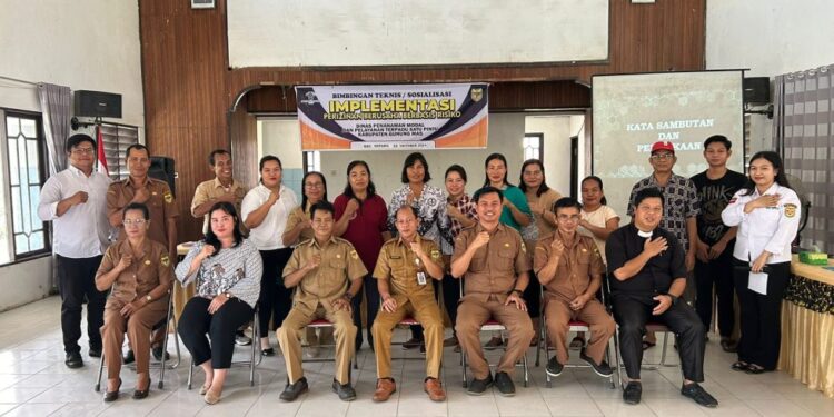FOTO : DPMPTSP GUMAS/MATA KALTENG - Pegawai DPMPTSP dan kecamatan ketika berfoto bersama dengan para pelaku usaha di Kecamatan Sepang, Selasa, 22 Oktober 2024.