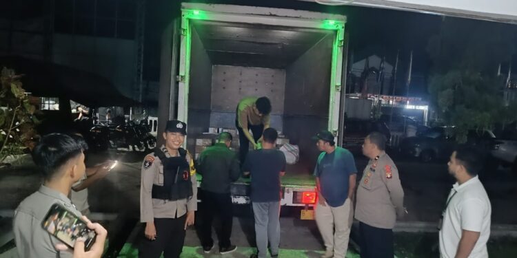 FOTO: MATAKALTENG- Logistik Pilkada Barsel tiba di KPU Barsel di bawah pengawalan Polres Barsel.