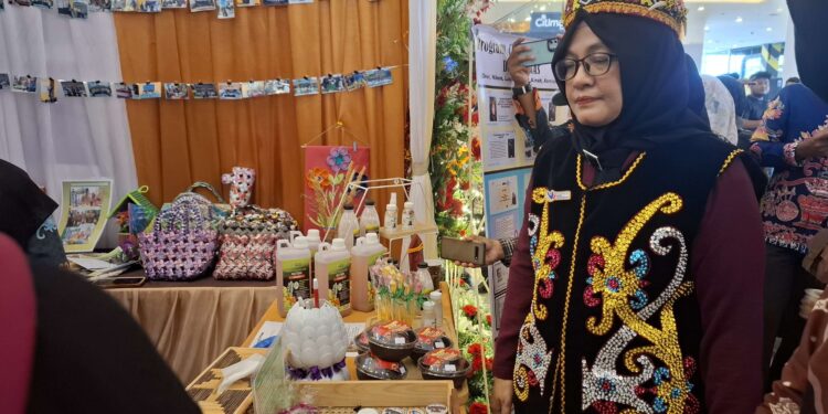 Foto: DIAN/MATA KALTENG - Sekretaris Disdik Kotim Yolanda Lolita saat sambangi stand lokakarya 7 festival panen hasil belajar program guru penggerak, 26 Oktober 2024.