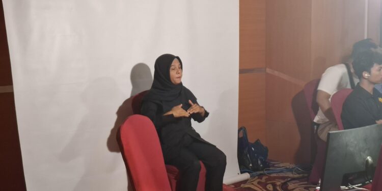 Foto: DIAN/MATA KALTENG - Juru bahasa isyarat pada acara debat perdana Paslon Bupati dan Wakil Bupati Kotim, 26 Oktober 2024.