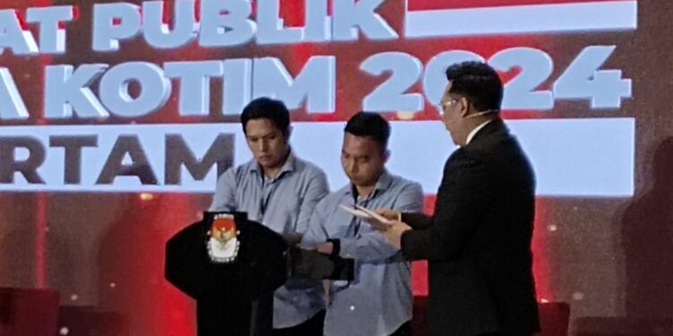 FOTO: AGUS/MATAKALTENG- Pasangan Rudini Paisal saat debat publik perdana di salah satu hotel di sampit, Sabtu, 26 Oktober 2024 malam.