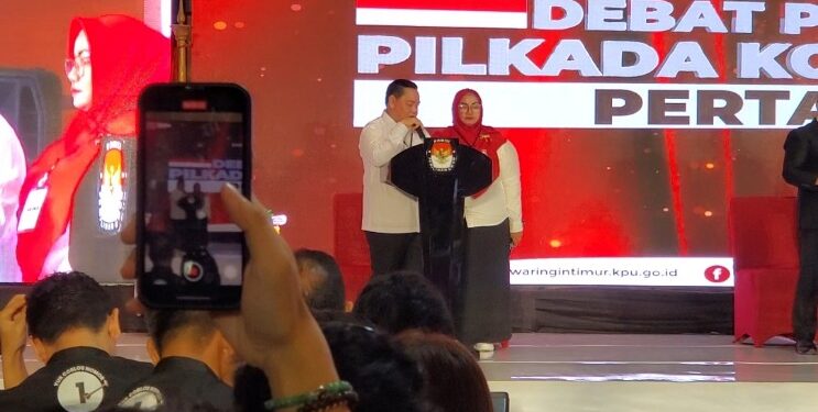 FOTO: AGUS/MATAKALTENG- Pasangan  Cabup dan Cawabup Kotim 2024, HARATI (Halikin-Irawati)  saat menjalani debat  perdana Paslon di salah satu hotel di Sampit. Sabtu, 26 Oktober 2024.