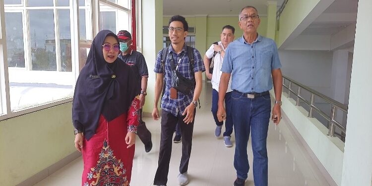 FOTO: IST/MATA KALTENG - Plt Direktur RSUD dr Murjani, dr Yulia Nofiany, saat mendampingi Penjabat (Pj) Sekda Kotim Sanggul Lumban Gaol melakukan identifikasi masalah pada jaringan internet di RSUD dr Murjani Sampit, belum lama ini.