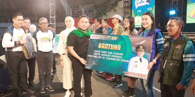 FOTO: OLIVIA/MATAKALTENG - Gubernur Kalteng H Sugianto Sabran saat menyerahkan secara simbolis bantuan program kuliah gratis bagi 10.000 siswa yang akan melanjutkan kuliah.