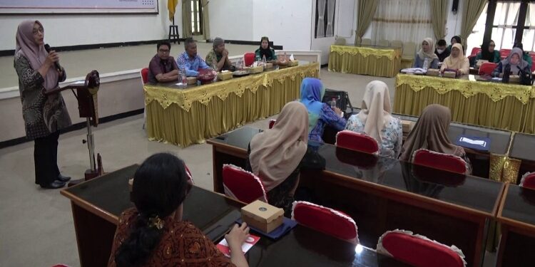FOTO: DIAN/MATA KALTENG - Seminar peningkatan budaya literasi melalui karya sastra dalam pembelajaran di sekolah belum lama ini.
