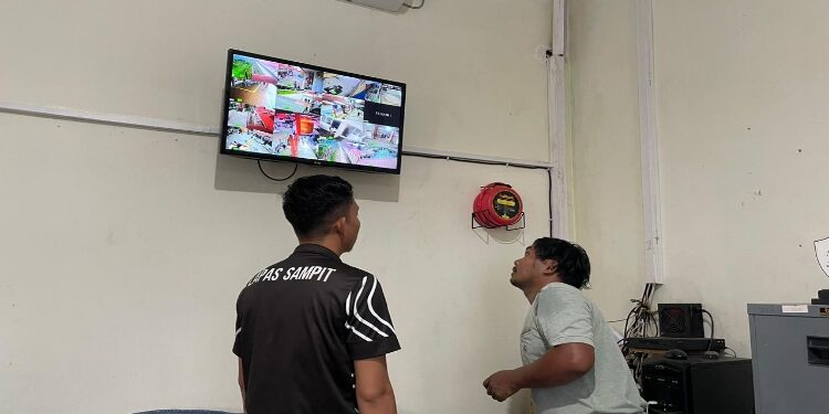 FOTO: IST/MATAKALTENG - Petugas Lapas saat mengecek camera CCTV.