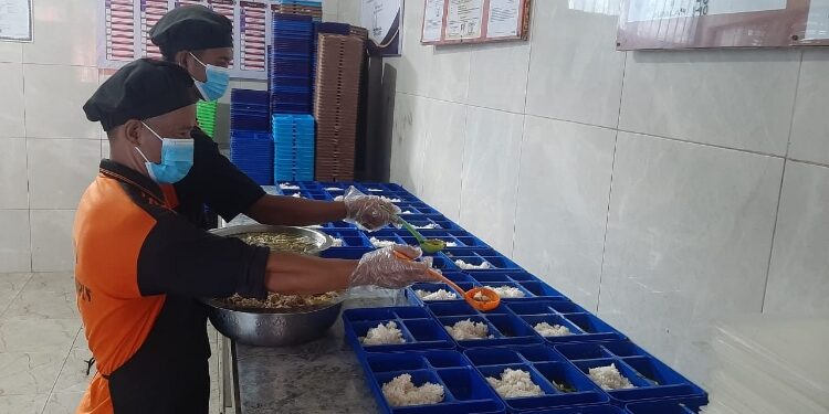 FOTO: IST/MATAKALTENG - WBP Lapas Sampit saat menyajikan makanan.