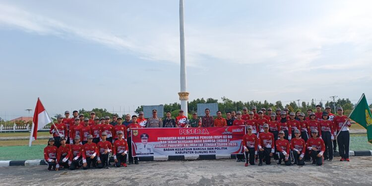 FOTO : DISKOMINFO SANTIK/MATA KALTENG - Sekda Gumas Richard didampingi forkopimda dan Kepala Badan Kesbangpol Sugiarto, berfoto bersama dengan para peserta peringatan HSP ke-96 dan Ikbab tingkat Provinsi Kalteng, di halaman kantor bupati setempat, Jumat, 25 Oktober 2024.