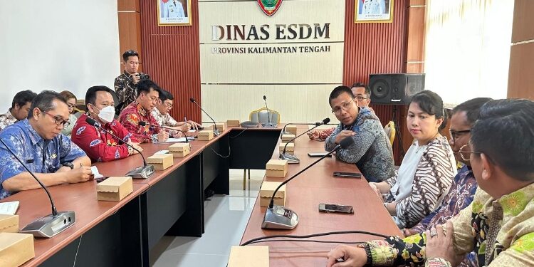 FOTO: IST/MATAKALTENG - Kunjungan General Manager (GM) PT. PLN (Persero) Unit Induk Distribusi Kalselteng Ahmad Syauki yang didampingi oleh Senior Manager Perencanaan Diah Puspita, Manager UP3 Palangka Raya Purwanto dan Manager UP3 Kapuas Fx. Eka Wijayanto, di Ruang Rapat Kadis ESDM, Senin 28 Oktober 2024.