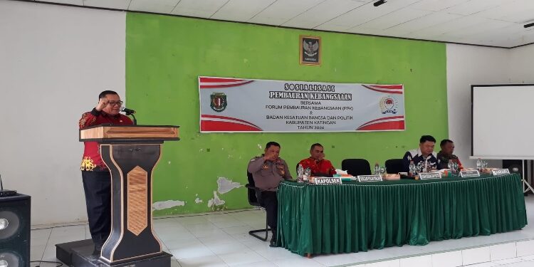 FOTO: IST/MATAKALTENG - Kepala Badan Kesbangpol Katingan Roby, saat membuka kegiatan sosialisasi, di Kecamatan Pulau Malan. 