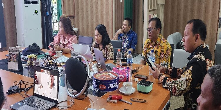 FOTO: IST/MATAKALTENG - Pj Bupati Katingan Sutoyo, saat pimpin rapat terbatas bersama OPD.