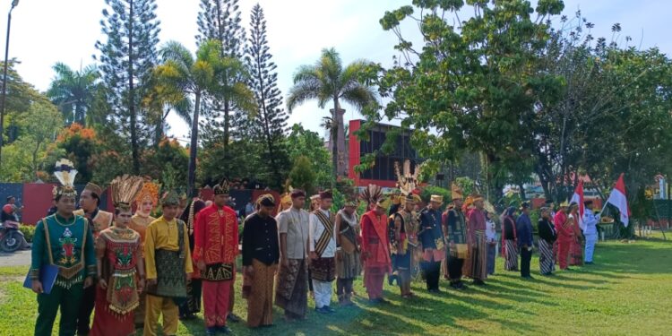 Foto:DIAN/MATA KALTENG - Sejumlah pemuda yang menggunakan pakaian adat dalam upacara sumpah pemuda di halaman kantor Pemkab Kotim, 28 Oktober 2024.