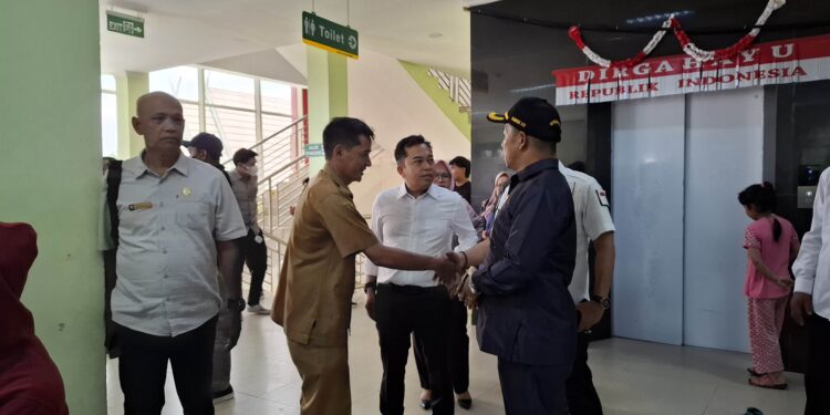 Foto: DIAN/MATA KALTENG - Plt Wakil Direktur RSUD dr Murjani Sampit Setia Rahmadi saat mendampingi Anggota DPRD Kotim melakukan sidak, 28 Oktober 2024.