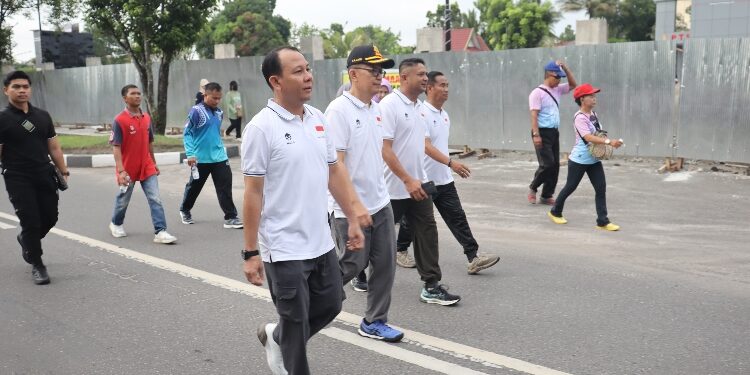 FOTO: IST/MATAKALTENG - Pj Bupati Katingan bersama unsur Forkopimda saat acara jalan santai.