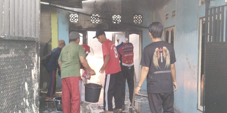 FOTO: AGUS/MATA KALTENG- Petugas pemadam kebakaran saat memadamkan api yang melahap rumah warga di Kelurahan Baamang Tengah.