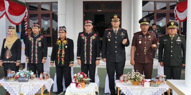 FOTO : DPRD GUMAS/MATA KALTENG - Ketua sementara DPRD Kabupaten Gumas Herbert Y Asin (tiga dari kiri) ketika menghadiri peringatan hari sumpah pemuda ke-96 dan ikrar bersama anak bangsa tahun 2024, di halaman kantor bupati setempat, Senin, 28 Oktober 2024.