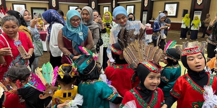 FOTO: IST/MATAKALTENG - Bunda PAUD Kalteng, Ivo Sugianto Sabran saat membagikan bingkisan pada anak-anak.