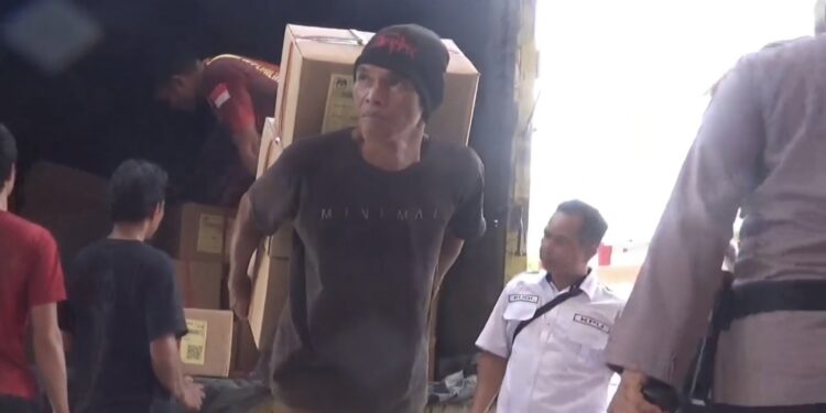 Foto:DIAN/MATA KALTENG - Proses bongkar muat surat suara Pilgub di gudang logistik KPU Kotim.