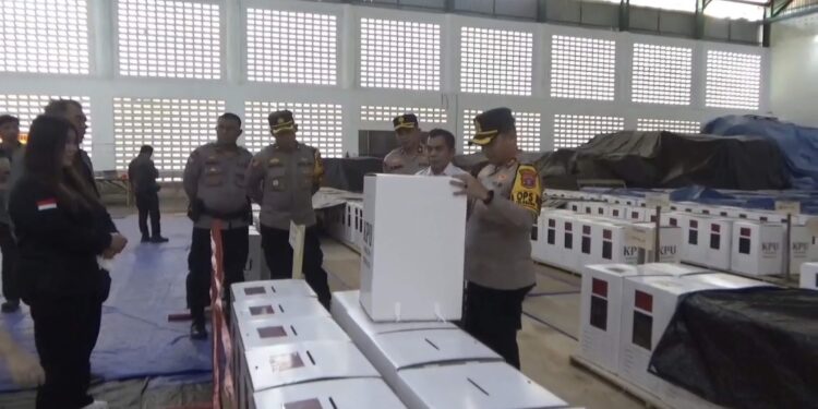 Foto:DIAN/MATA KALTENG - Polres Kotim saat ikut mengamankan logistik Pilkada di gudang logistik KPU Kotim.