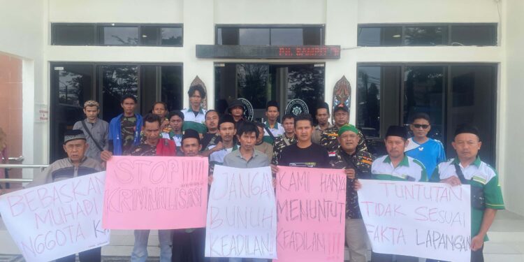 FOTO: AGUS/MATAKALTENG- Anggota Banser saat mengawal proses sidang Pembacaan Pledoi JPU Kades Waringin Agung di PN Sampit. Selasa, 29 Oktober 2024 siang.