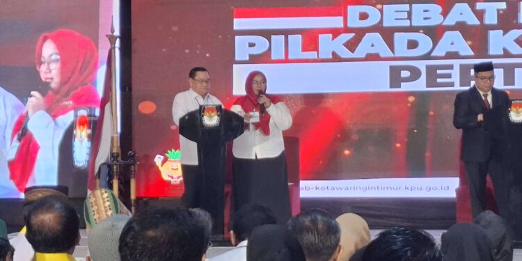 Foto: DIAN/MATA KALTENG - Paslon HARATI saat debat publik Pilkada Kotim pertama.