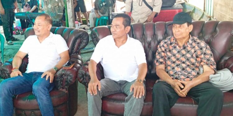 FOTO: MATAKALTENG - Eddy Tanto Bersama mantan Bupati Barsel Dua Periode H.Baharudin H.Lisa Saat di Kalanis.
