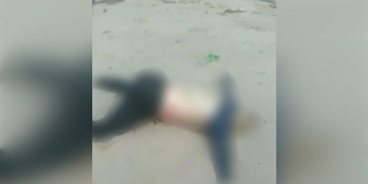 FOTO: IST/MATAKALTENG- Mayat Risky saat ditemukan di pinggir pantai kalap.