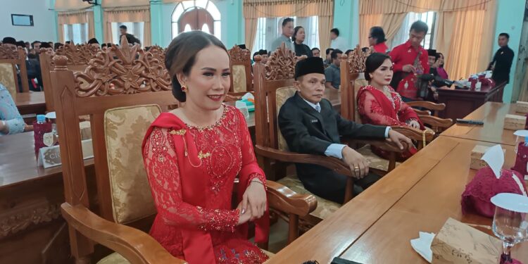 FOTO : DPRD GUMAS/MATA KALTENG - Wakil Ketua Sementara DPRD Kabupaten Gumas Nomi Aprilia (ujung kiri) ketika menghadiri rapat paripurna DPRD setempat, belum lama ini.