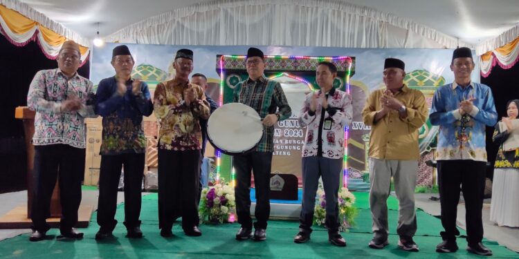 FOTO : DISKOMINFO SANTIK/MATA KALTENG - Sekda Gumas Richard didampingi Ketua LPTQ Jhonson Ahmad, perwakilan polres, Camat Rungan Penyang D Masal, dan Camat Kurun Iltem, memukul rebana sebagai tanda ditutupnya MTQ ke-XVII tahun 2024, di Lapangan Baras Ngahai, Kelurahan Jakatan Raya, Kecamatan Rungan, Sabtu, 26 Oktober 2024 malam.