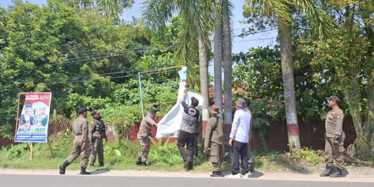 Foto: DIAN/MATA KALTENG - Penertiban APK yang melanggar aturan di Kota Sampit oleh Bawaslu Kotim, 30 Oktober 2024.