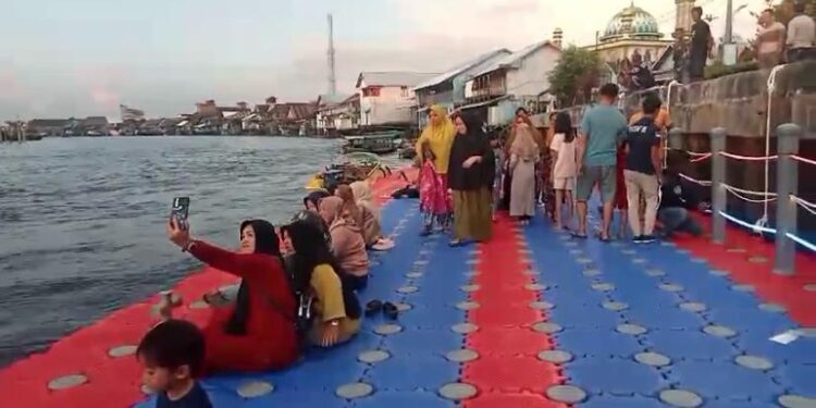 FOTO : AKH/MATA KALTENG - Masyarakat di Sukamara saat menikmati sore di Dermaga Apung