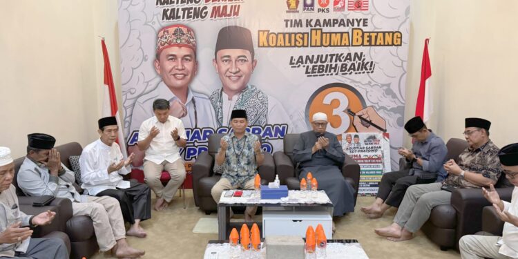 Foto: MATAKALTENG - Silaturahmi dan doa bersama yang dipimpin oleh KH. Zainal Arifin.