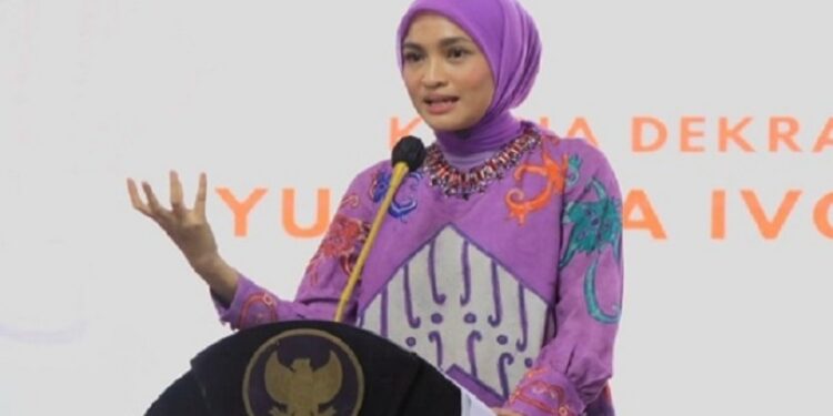 FOTO: IST/MATAKALTENG - Ketua Dekranasda Kalteng Ivo Sugianto Sabran saat membuka secara resmi kegiatan Peningkatan Desain Kriya dan Wastra Kalteng.