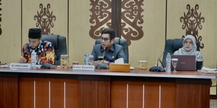 FOTO: OLIVIA/MATAKALTENG - Kepala Diskominfosantik Kalteng Agus Siswadi saat menghadiri Tahapan Presentasi kegiatan Monitoring dan Evaluasi Keterbukaan Informasi Publik Kalteng Tahun 2024.