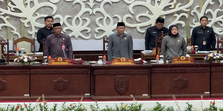 FOTO: OLIVIA/MATAKALTENG - Plt Sekda Kalteng Katma F Dirun. Bersama Ketua Sementara DPRD Kalteng Arton S Dohong. Menghadiri rapat paripurna ke 2 masa persidangan I tahun sidang 2024 di Ruangan Rapat Paripurna DPRD Provinsi Kalteng, Kamis 31 Oktober 2024.