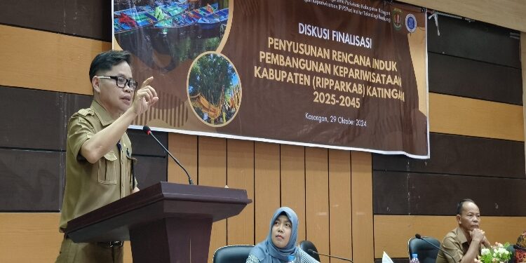 FOTO: IST/MATAKALTENG - Asisten II Setda Katingan Eka Surya Dilaga, saat membuka kegiatan Diskusi finalisasi penyusunan Ripparkab) Katingan 2025-2045, di Aula Bappedalitbang setempat.