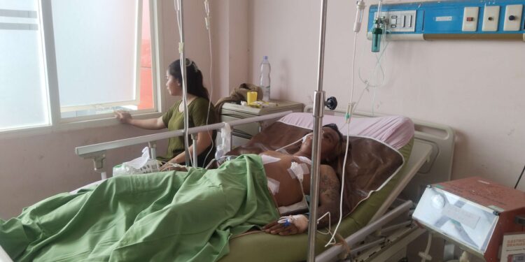 FOTO: AGUS/MATAKALTENG- Ijaini saat mendapatkan perawatan medis dengan ditemani oleh kerabatnya di RSUD dr Murjani Sampit. Kamis, 31 Oktober 2024.