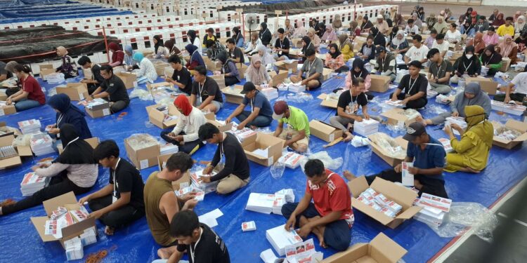 Foto: DIAN/MATA KALTENG - Proses pelipatan dan sortir surat suara Pilkada di gudang logistik KPU Kotim, 31 Oktober 2024.