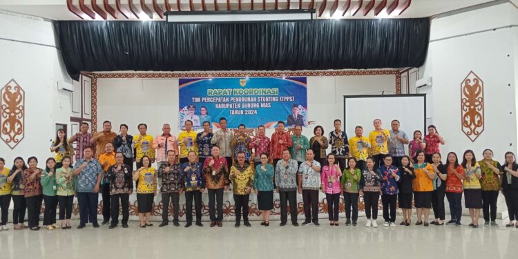 FOTO : DISKOMINFO SANTIK/MATA KALTENG - Pj Bupati Gumas Herson B Aden didampingi Sekda Richard, Pj Ketua TP-PKK Shella Herson B Aden, memberikan arahan dalam rakor TPPS tahun 2024, di GPU Damang Batu, Kamis, 31 Oktober 2024.