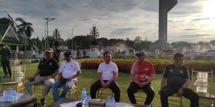 Foto: MATAKALTENG - Gubernur Sugianto Sabran didampingi sejumlah pejabat pemerintah provinsi saat bersilaturahmi bersama awak media di halaman Istana Isen Mulang.