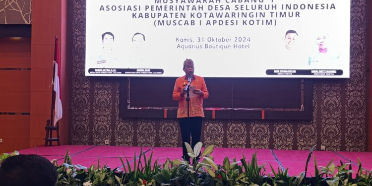 Foto: DIAN/MATA KALTENG - Asisten I Sekretaris Daerah (Setda) Kabupaten Kotawaringin Timur (Kotim) Rihel saat membuka Musyawarah cabang I asosiasi Pemerintah desa seluruh Indonesia Kabupaten Kotim (Muscab APDESI Kotim), 31 Oktober 2024.