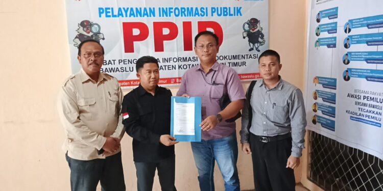 Foto:DIAN/MATA KALTENG - Kuasa hukum paslon Sanidin-Siyono saat melaporkan dugaan pelanggaran netralitas ASN di Bawaslu Kotim, 31 Oktober 2024.