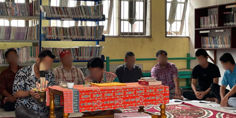 FOTO: MATAKALTENG- WBP Lapas Sampit beragama Hindu saat melakukan ibadah.
