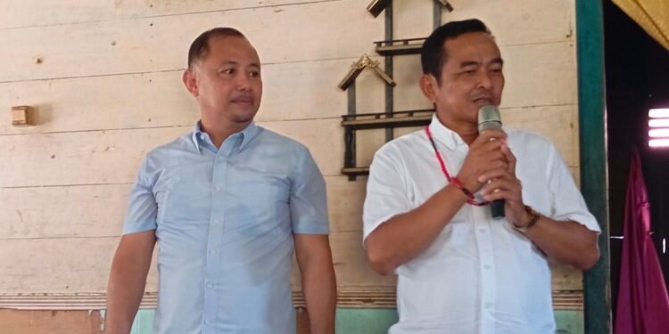FOTO: MATAKALTENG - Paslon Eddy Tanto Saat Beeorasi Dalam Kampanye Dialogis Di Desa Pararapak.