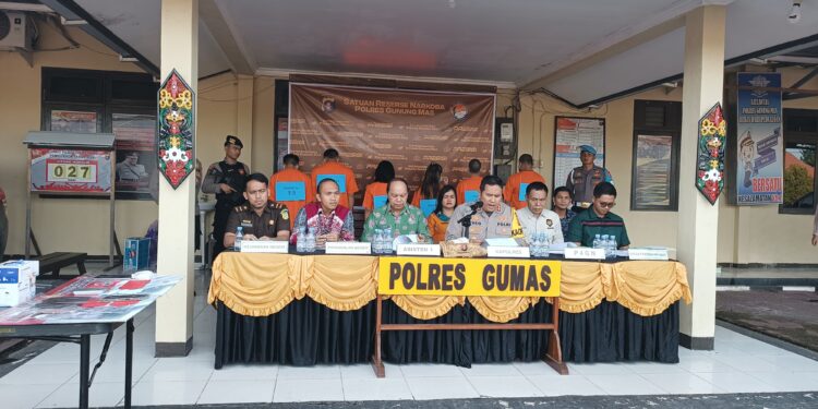 FOTO : HUMAS POLRES GUMAS/MATA KALTENG - Kapolres Gumas AKBP Theodorus Priyo Santosa didampingi Asisten I Lurand, perwakilan kejaksaan, perwakilan pengadilan negeri dan Kasat Narkoba Iptu Abi Wahyu Prasetyo, melakukan press rilis pengungkapan tindak pidana narkoba di Bulan Juni-Oktober tahun 2024, Kamis, 31 Oktober 2024.