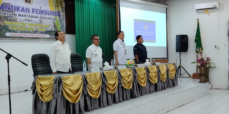 FOTO : DISKOMINFO SANTIK/MATA KALTENG - Pengurus PWI Kabupaten Gumas periode 2024-2027 menjalani prosesi pelantikan, yang dihadiri oleh Pj Bupati Herson B Aden bersama Sekda Richard, Plt Asisten II Champili dan Sekretaris PWI Provinsi Kalteng Ika Lelunu, di aula kantor bapperida setempat, Rabu, 30 Oktober 2024.
