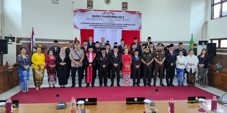 FOTO : DPRD GUMAS/MATA KALTENG - Ketua DPRD Kabupaten Gumas Binartha didampingi Wakil Ketua I DPRD Nomi Aprilia dan Wakil Ketua II DPRD Espriadi, saat berfoto bersama usai prosesi pelantikan dan pengucapan sumpah/janji pimpinan DPRD Kabupaten Gumas masa jabatan 2024-2029, pada rapat paripurna ke-3 masa persidangan 1 tahun sidang 2024, Rabu, 30 Oktober 2024.