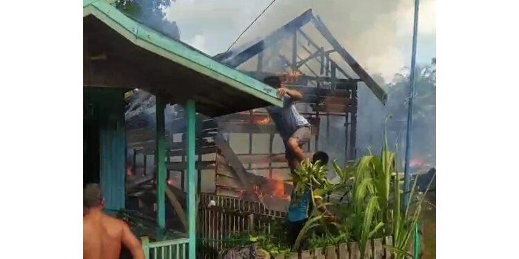 FOTO: IST/MATAKALTENG - Kobaran api menghanguskan empat rumah di Desa Tanah Haluan di Kecamatan Bukit Santuai, Kabupaten Kotim, Jumat 1 November 2024.