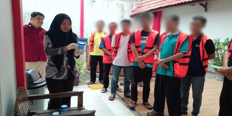 FOTO: MATAKALTENG - WBP Lapas Sampit saat menjalani tes urin.